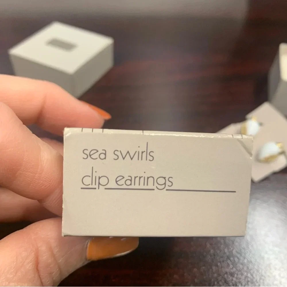 Avon Sea Swirls White and Gold Shell clip Earrings NIB 1985